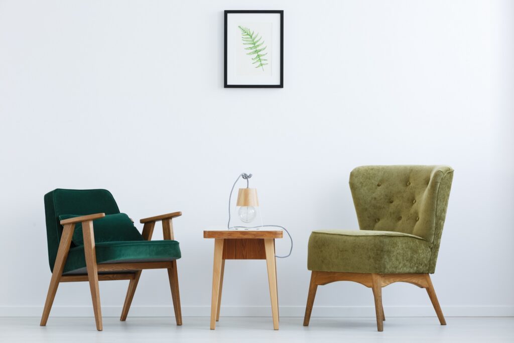 unterschiedliche grüne Sessel in weißem Raum